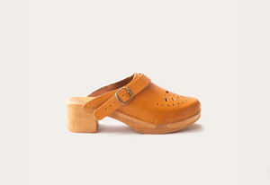 La Botte Gardiane The perforated wooden clog ( black / natural)