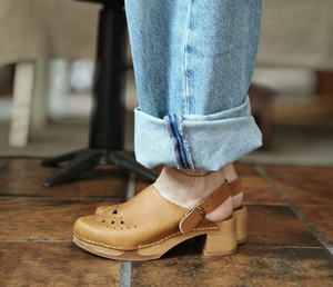 La Botte Gardiane The perforated wooden clog ( black / natural)