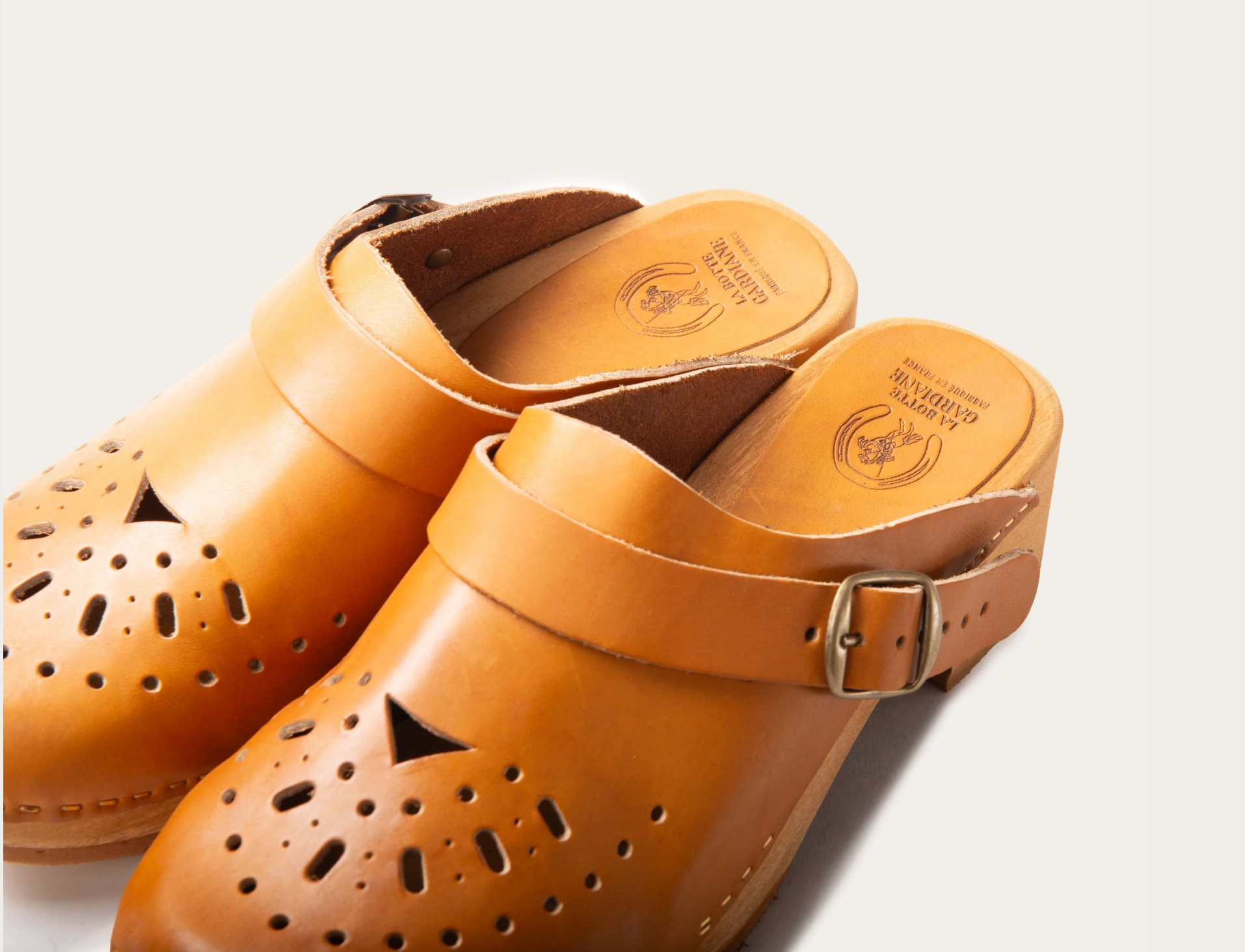 La Botte Gardiane The perforated wooden clog ( black / natural)