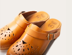 La Botte Gardiane The perforated wooden clog ( black / natural)