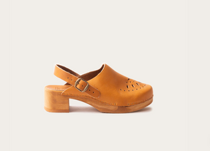 La Botte Gardiane The perforated wooden clog ( black / natural)