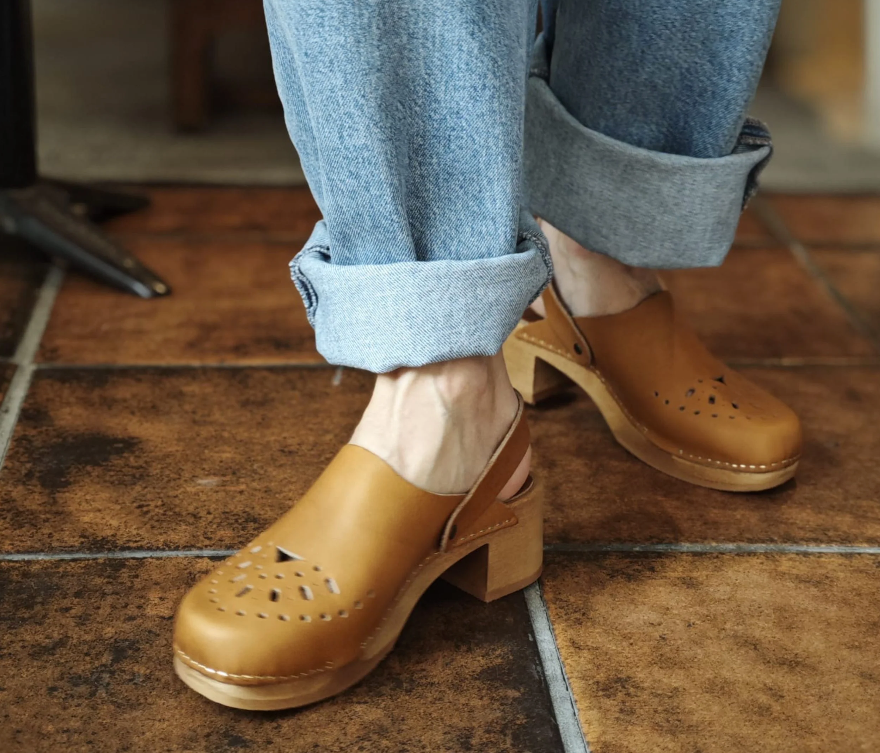 La Botte Gardiane The perforated wooden clog ( black / natural)