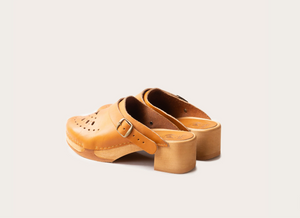 La Botte Gardiane The perforated wooden clog ( black / natural)