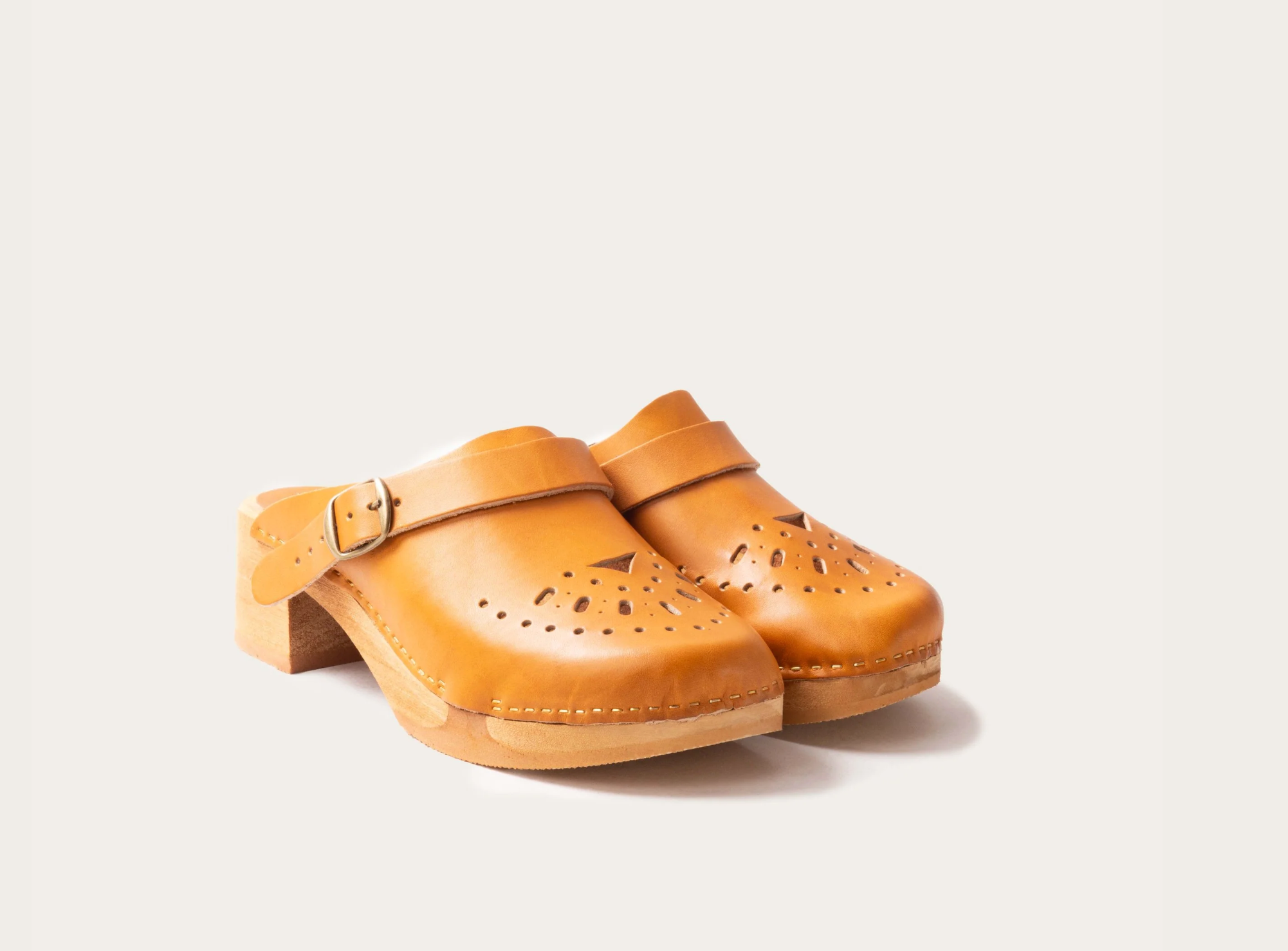 La Botte Gardiane The perforated wooden clog ( black / natural)