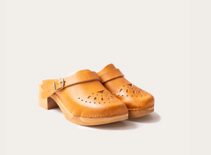 La Botte Gardiane The perforated wooden clog ( black / natural)