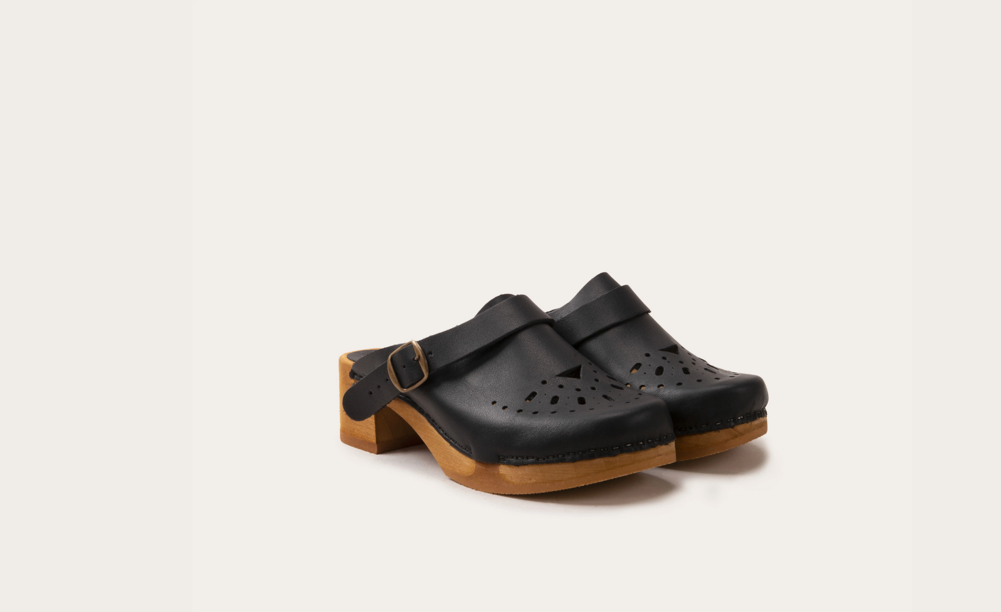 La Botte Gardiane The perforated wooden clog ( black / natural)