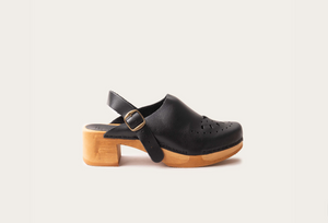 La Botte Gardiane The perforated wooden clog ( black / natural)