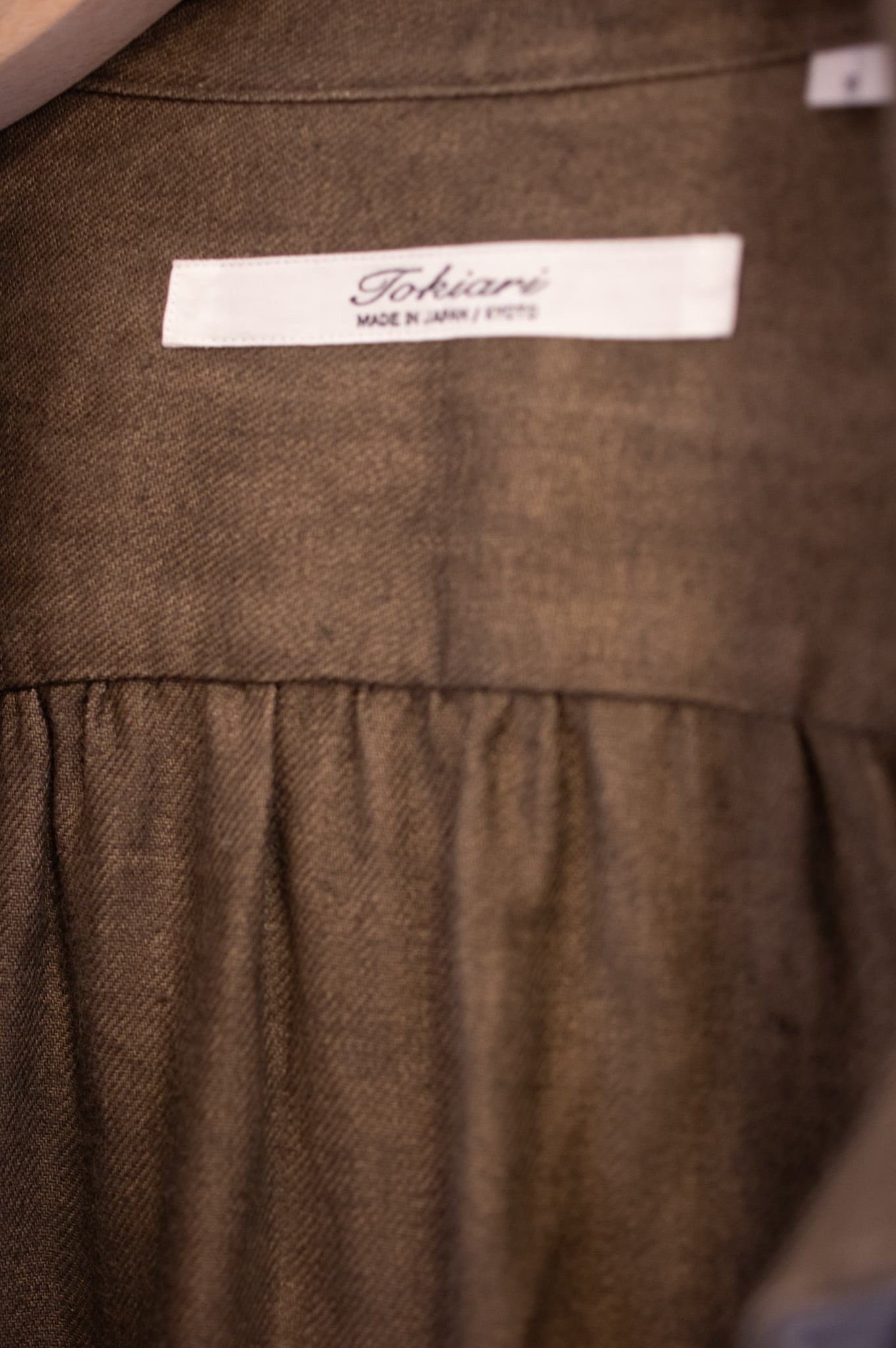 TOKIARI 'PHANTOM' HIGH-NECK GATHERD SHIRT COAT