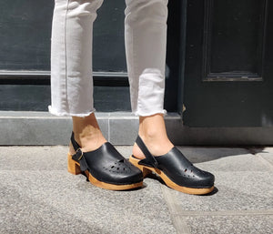 La Botte Gardiane The perforated wooden clog ( black / natural)