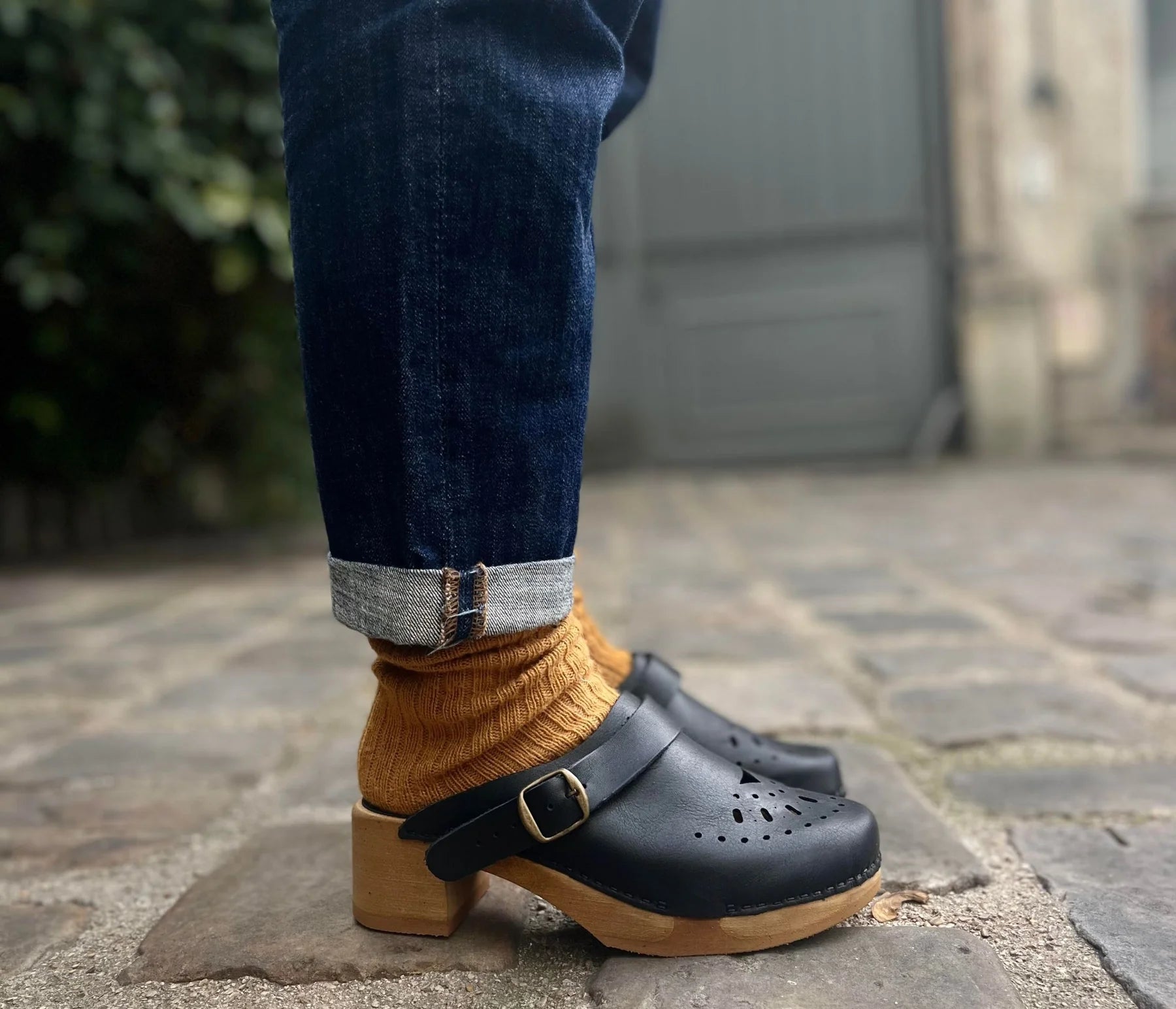 La Botte Gardiane The perforated wooden clog ( black / natural)