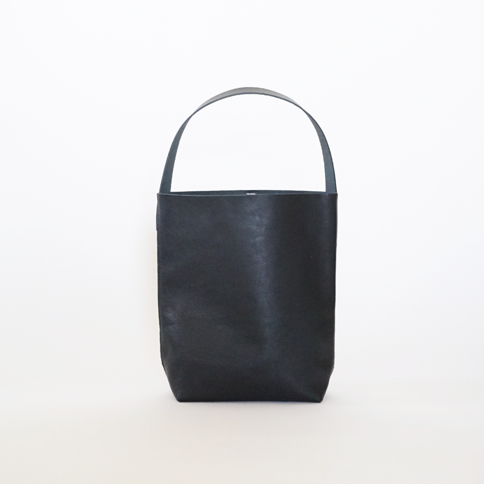 TEMBEA BAGUETTE TOTE SHRINK LEATHER – kyo journal