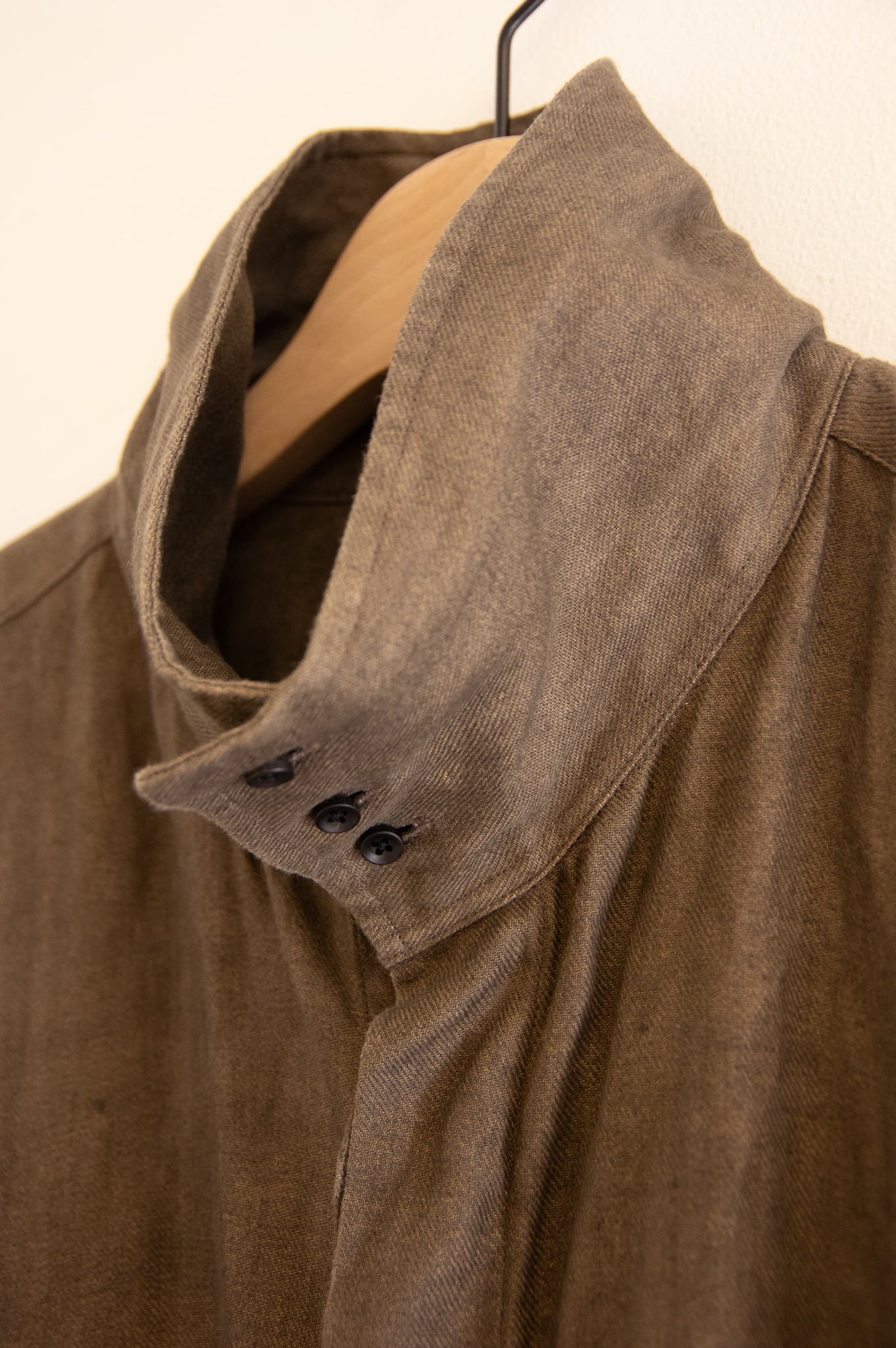 TOKIARI 'PHANTOM' HIGH-NECK GATHERD SHIRT COAT