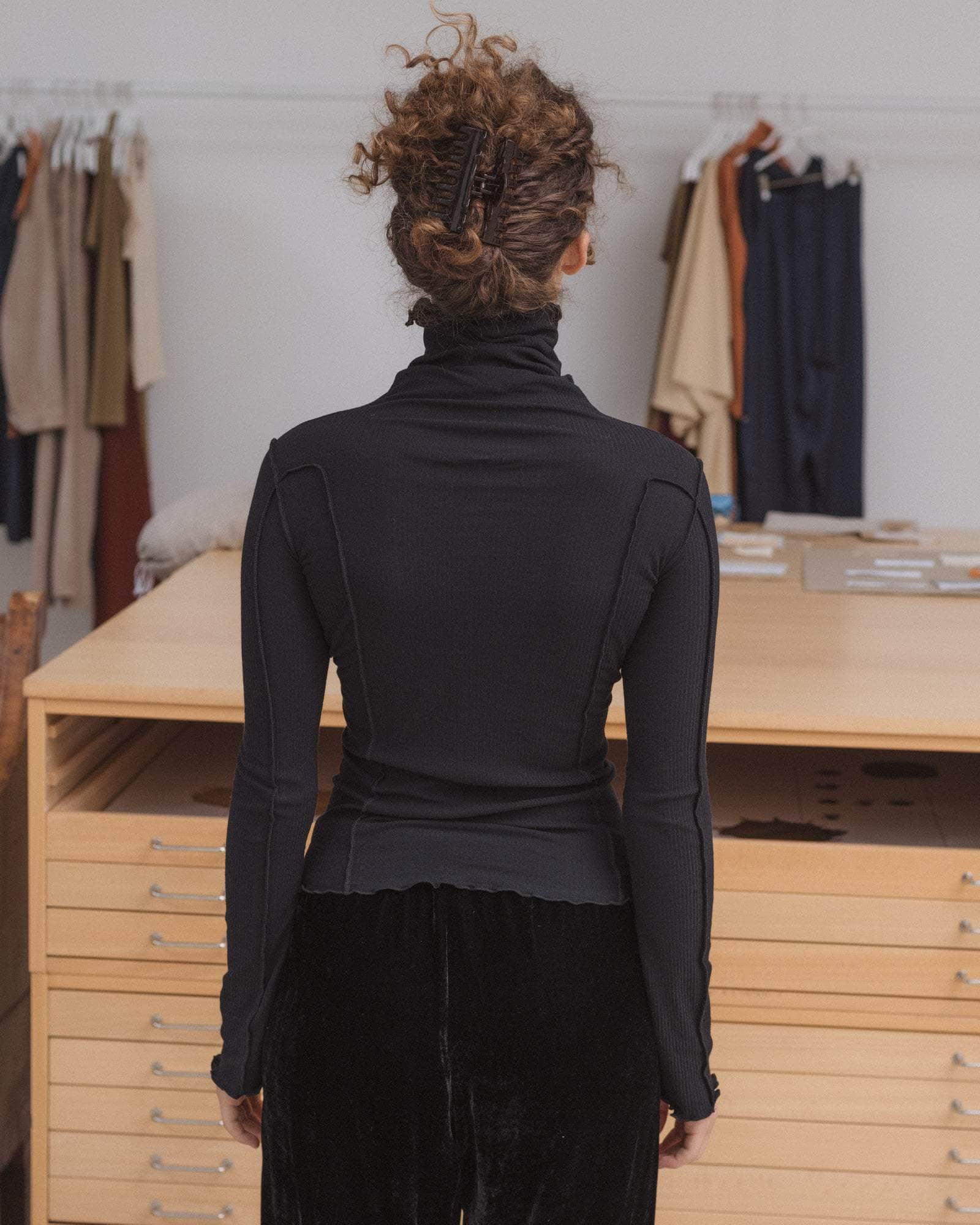 Baserange Omato Turtle neck Black