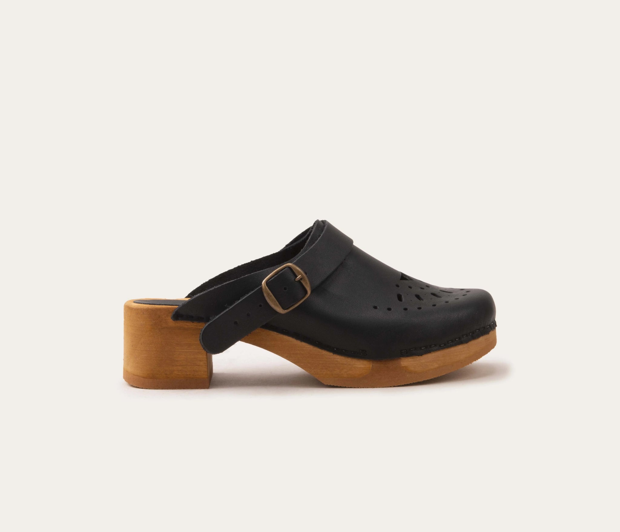 La Botte Gardiane The perforated wooden clog ( black / natural)